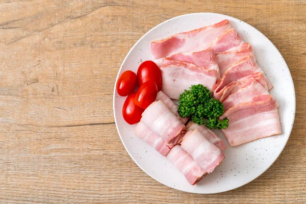 Çiğ domuz pastırma tabağa dilimlenmiş