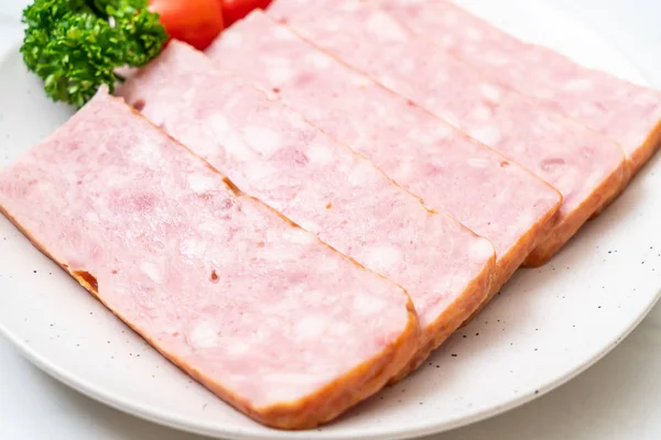 dilimlenmiş taze çiğ pastırma Barbekü