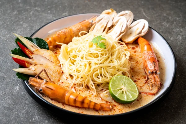Baharatlı karides spagetti makarna (Tom Yum Goong) - İtalyan Füzyon gıda tarzı
