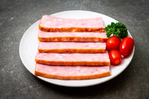 dilimlenmiş taze çiğ pastırma Barbekü