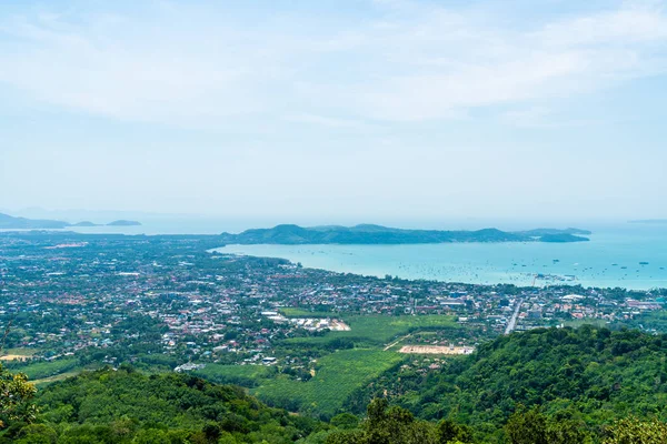 Phuket şehir manzarası ile deniz plaj ve mavi gökyüzü