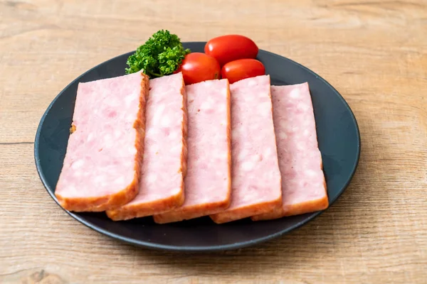 dilimlenmiş taze çiğ pastırma Barbekü