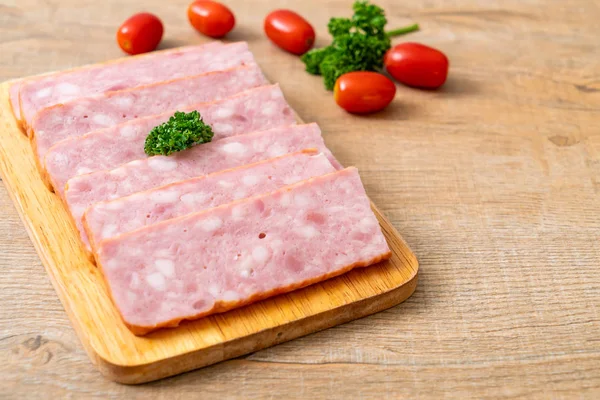 dilimlenmiş taze çiğ pastırma Barbekü