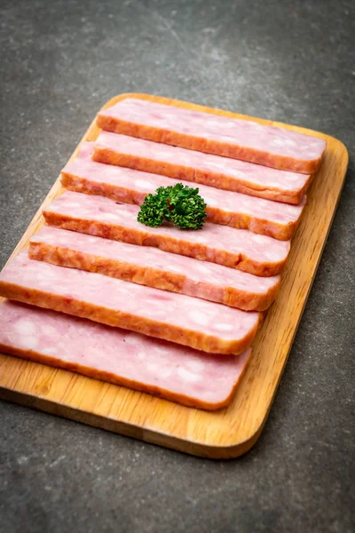 dilimlenmiş taze çiğ pastırma Barbekü