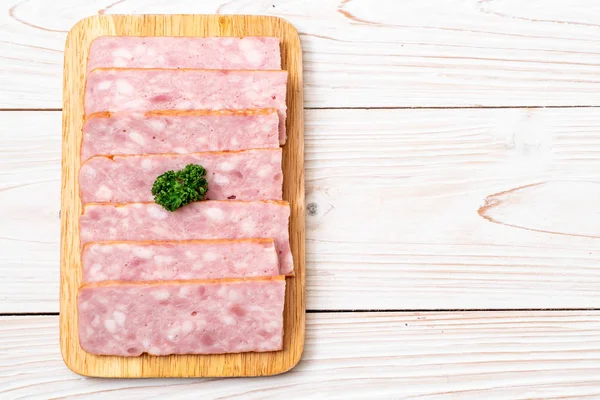 dilimlenmiş taze çiğ pastırma Barbekü