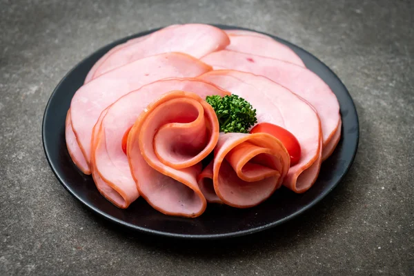 tabağa dilimlenmiş jambon füme