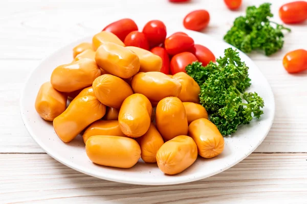 domuz eti kokteyl sosisi plaka üzerinde