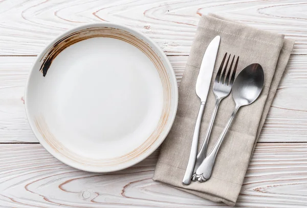 boş tabak kaşık çatal ve bıçak masada