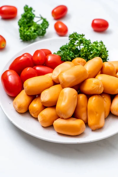 domuz eti kokteyl sosisi plaka üzerinde