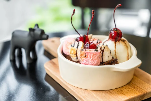 pişmiş hatmi ve dondurma kase ile çikolatalı kek