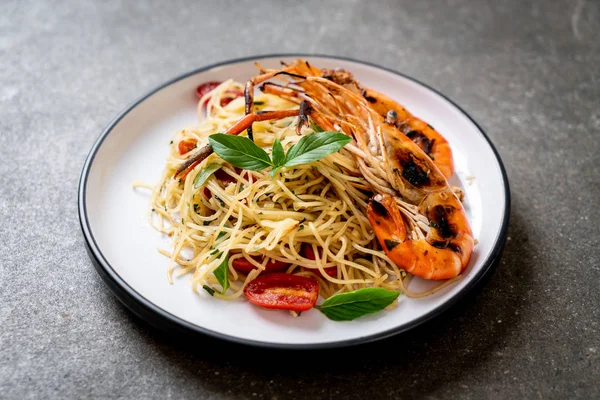 ızgara karides ve domates - İtalyan Füzyon gıda tarzı ile tavada kızartılmış spagetti