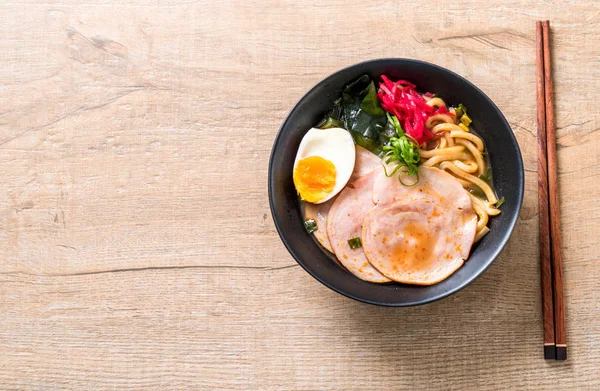 Baharatlı miso udon ramen noodle ile domuz eti - Japon gıda tarzı