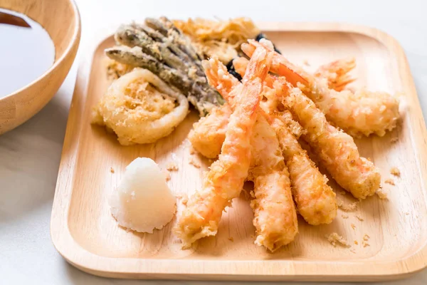karides tempura (hırpalanmış kızarmış karides) sebze - Japon gıda tarzı