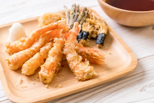 karides tempura (hırpalanmış kızarmış karides) sebze - Japon gıda tarzı