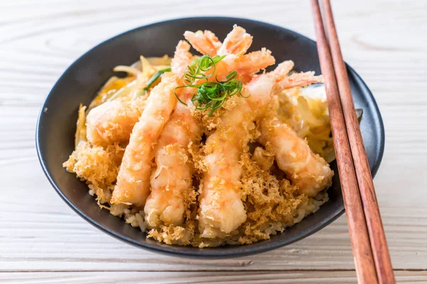 kızarmış karides tempura üzerinde beyaz surat - Japon yemekleri stil tepesinde