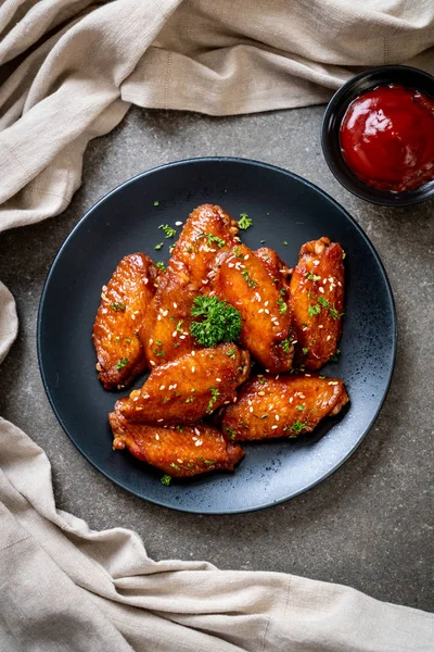 Beyaz susamlı ızgara tavuk kanadı.