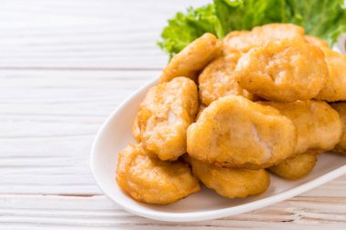 Soslu tavuk nugget, sağlıksız yemek.