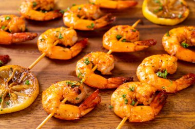 Limon - deniz ürünleri tarzı ile ızgara kaplan karides şiş