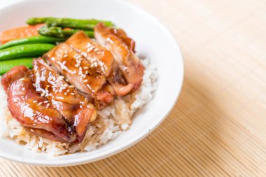 Teriyaki tavuk pilav kasesi - Asya gıda tarzı