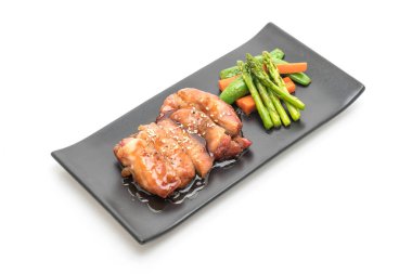 Beyaz arka plan üzerinde izole teriyaki chiciken biftek
