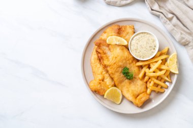 Balık ve patates kızartması. Sağlıksız yiyecekler.