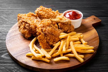 Kızarmış tavuk, patates kızartması ve nugget yemeği. Abur cubur ve sağlıksız yemek.