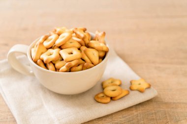 Kahveli bisküvi krakeri.