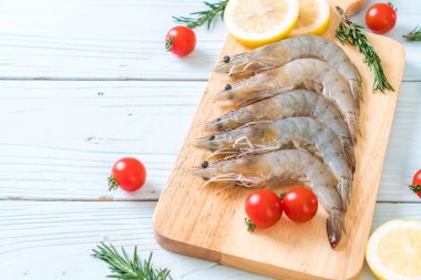 taze karides veya karides malzemelerle ahşap tahta üzerinde ham