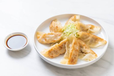 Japon gyoza 'sı ya da soya soslu hamur tatlısı.