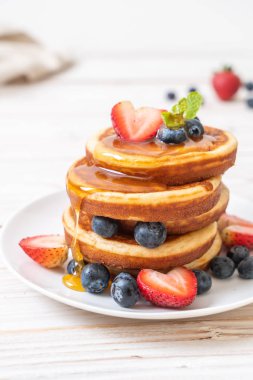 taze yaban mersini, taze çilek ve bal ile sufle gözleme