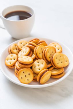 Hindistan cevizli bisküvi ve ananas reçeli.