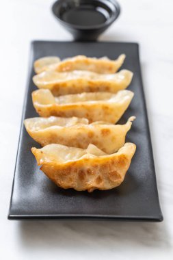 Japon gyoza 'sı ya da soya soslu hamur tatlısı.
