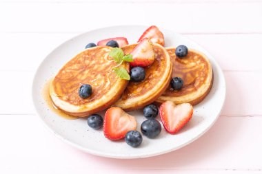 taze yaban mersini, taze çilek ve bal ile sufle gözleme