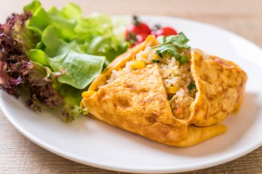 Bir omlet sarma sebzeli aromalı kızarmış pirinç