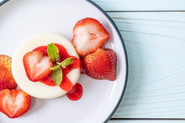 taze çilek - sağlıklı yemek ve tatlı ile yoğurt puding
