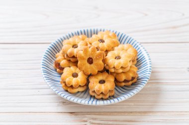 Hindistan cevizli bisküvi ve ananas reçeli.