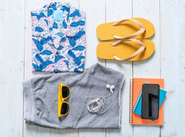 Gezgin, yaz tatili ahşap arka plan üzerinde erkek casual kıyafetler