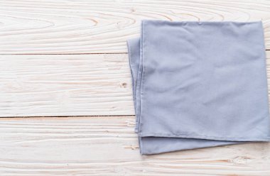 ahşap arka plan üzerinde mutfak bezi (peçete)