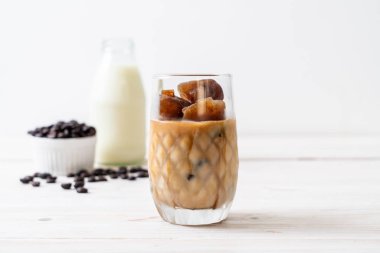 ahşap masa üzerinde sütlü kahve buz küpleri