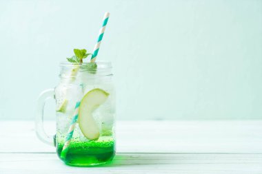 Yeşil elma soda ahşap masa üzerinde