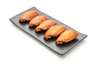 Beyaz arka plan üzerinde izole Barbekü tavuk kanadı