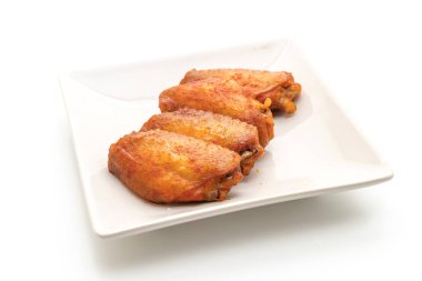 Beyaz arka plan üzerinde izole Barbekü tavuk kanadı