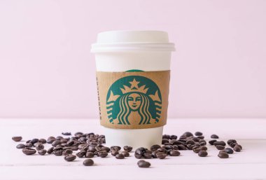Bangkok, Tayland - 5 Haziran 2018: Beyaz kahve fincanı Starbucks logosu üzerinde tahta arka plan ile. Starbucks dünyanın en büyük kahve evi 61 ülke içinde 20.000'den fazla mağaza ile mi.