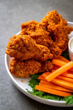 Sebzeli kızarmış tavuk kanadı.