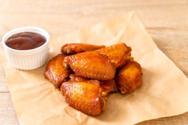 Barbekü tavuk kanadı sosu ile