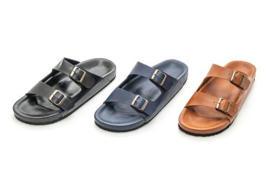 Erkekler beyaz arka plan üzerinde izole sandalet deri