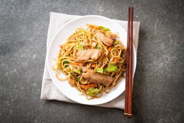 tavada kızartılmış yakisoba noodle pork - Asya gıda tarzı ile