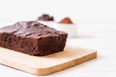 ahşap zemin üzerine çikolatalı browni kek