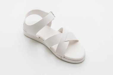 Kadınlar beyaz arka plan üzerinde izole sandalet deri