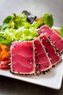 Taze ton balığı ve sebze salatası. Sağlıklı yemek.